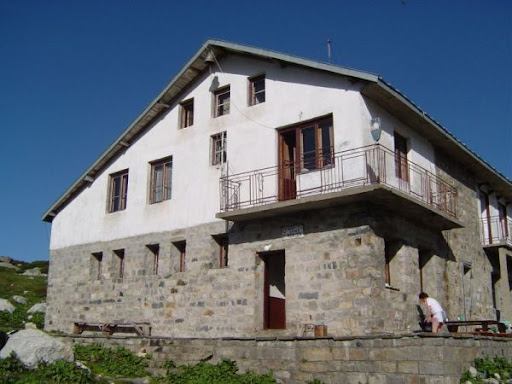 Huts in the area of the Seven Rial Lakes
